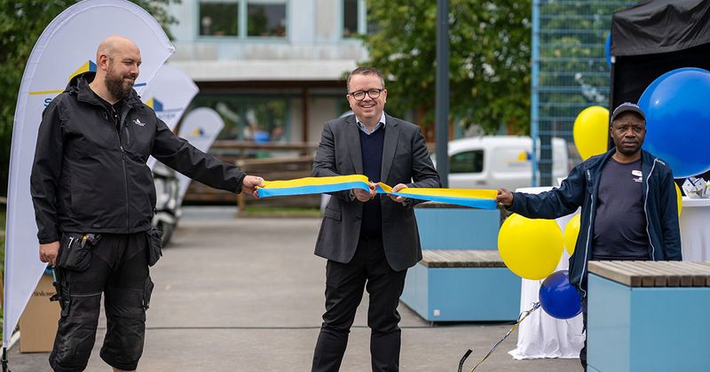 Signalistens ordförande Jimmy Blomqvist Larsson (S) klipper band i Hagalund.