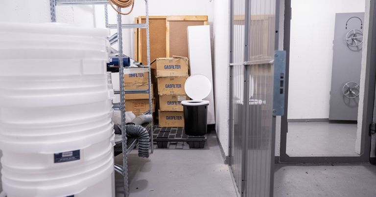 Utrustning inuti ett skyddsrum med bland annat gasfilter.