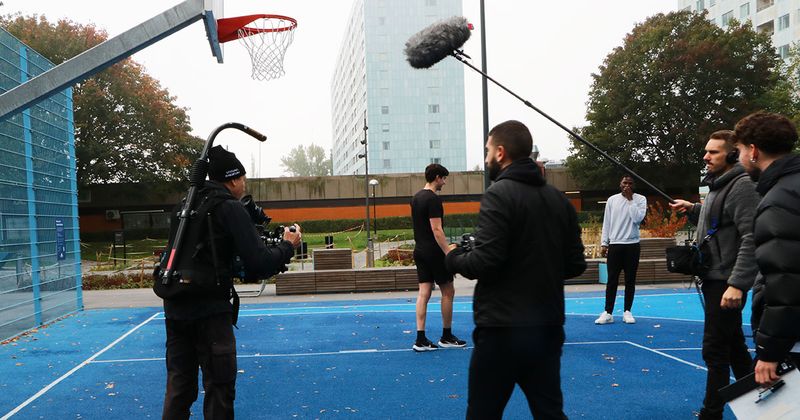 Filminspelning basketplanen i Hagalund.